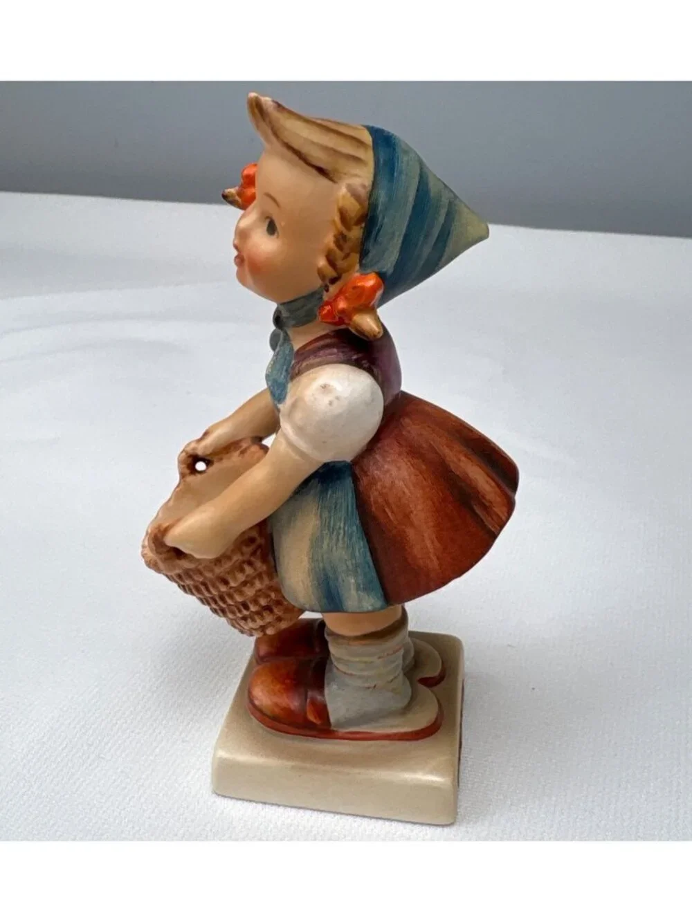 Goebel Hummel Little Helper 73 TMK6 Figurine Germany 5” Hand-Painted Porcelain